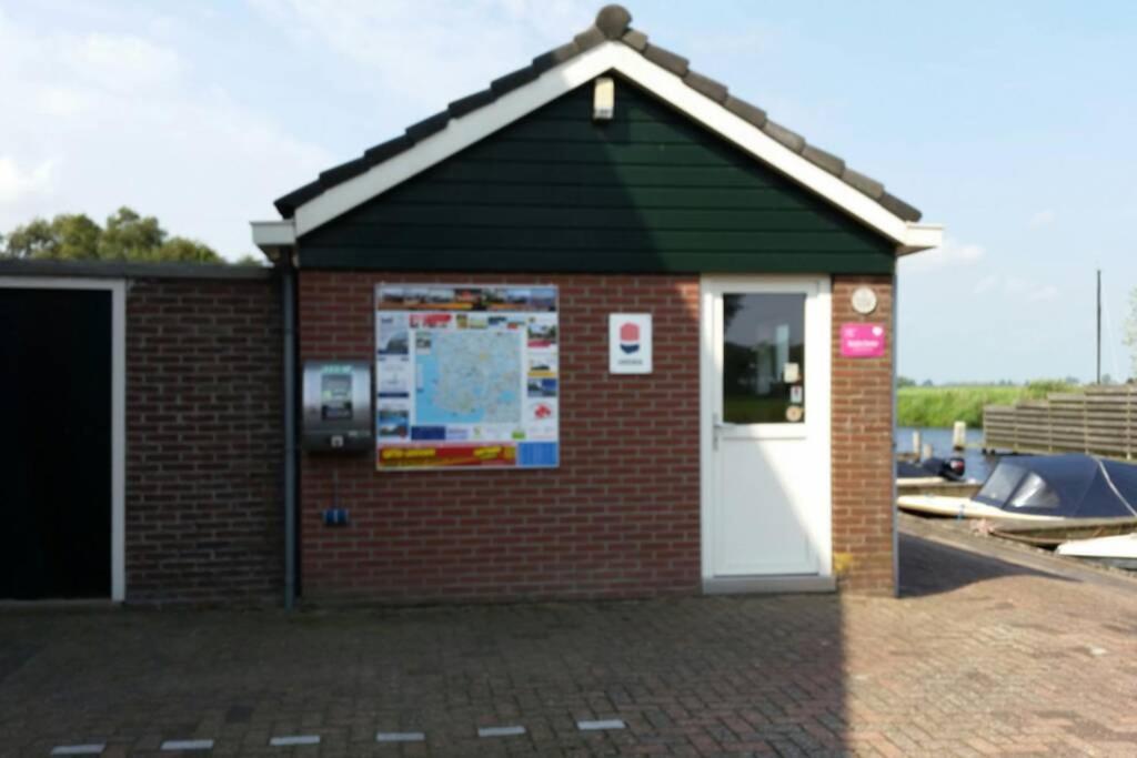 Boat Allemansfreon - Kamperen Op Het Water - Niet Om Mee Te Varen - Read Host Profile-Lees Hostprofiel Jutrijp エクステリア 写真