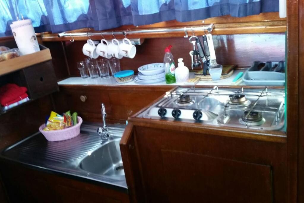 Boat Allemansfreon - Kamperen Op Het Water - Niet Om Mee Te Varen - Read Host Profile-Lees Hostprofiel Jutrijp エクステリア 写真