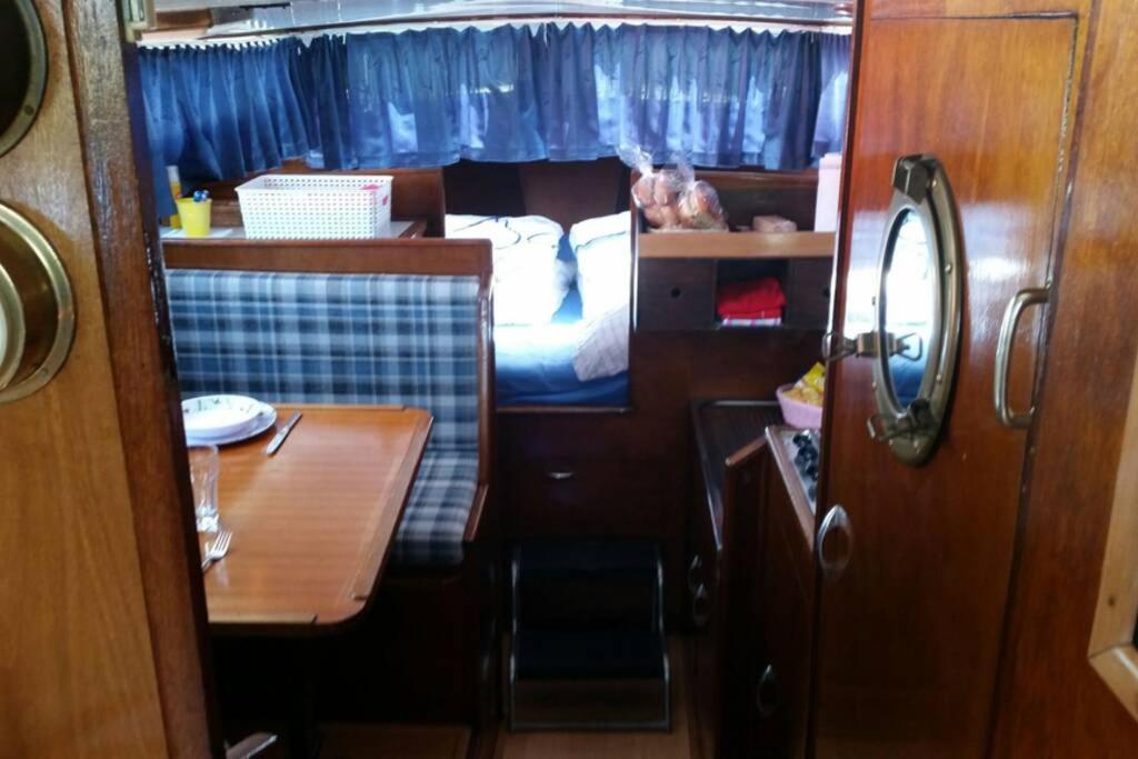 Boat Allemansfreon - Kamperen Op Het Water - Niet Om Mee Te Varen - Read Host Profile-Lees Hostprofiel Jutrijp エクステリア 写真