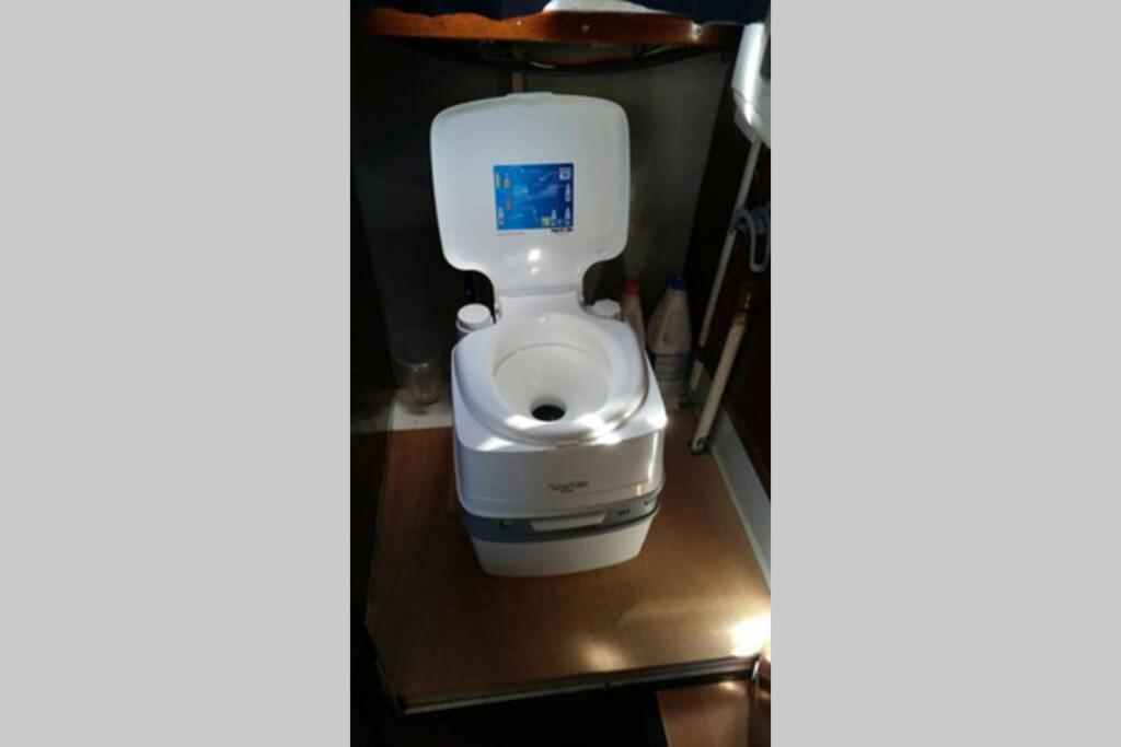 Boat Allemansfreon - Kamperen Op Het Water - Niet Om Mee Te Varen - Read Host Profile-Lees Hostprofiel Jutrijp エクステリア 写真