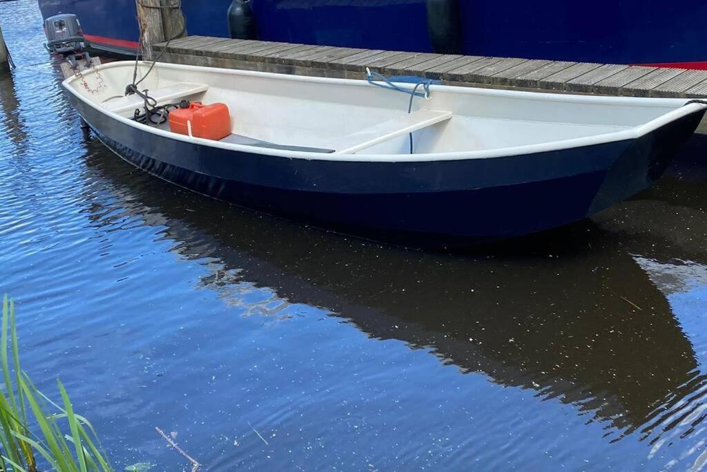 Boat Allemansfreon - Kamperen Op Het Water - Niet Om Mee Te Varen - Read Host Profile-Lees Hostprofiel Jutrijp エクステリア 写真