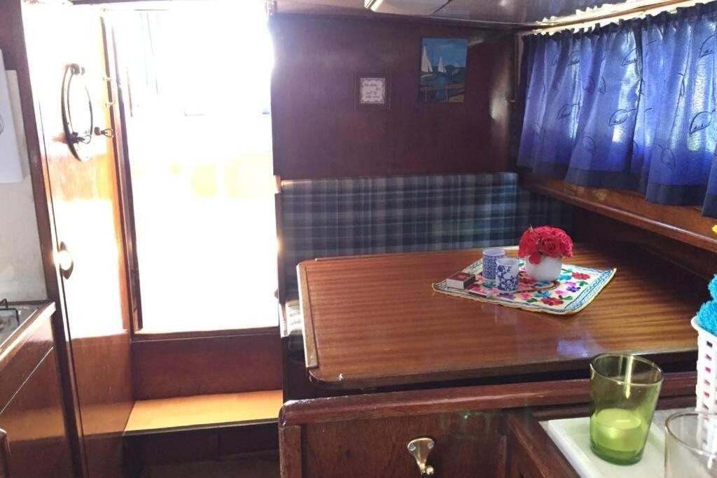 Boat Allemansfreon - Kamperen Op Het Water - Niet Om Mee Te Varen - Read Host Profile-Lees Hostprofiel Jutrijp エクステリア 写真