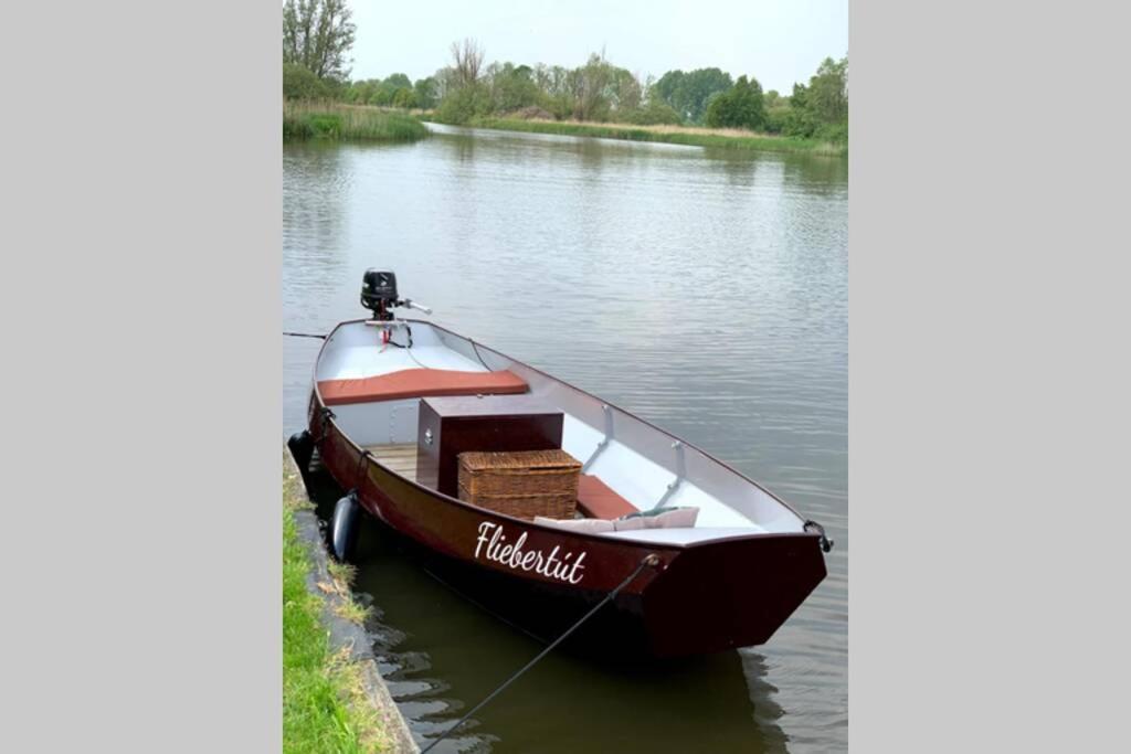 Boat Allemansfreon - Kamperen Op Het Water - Niet Om Mee Te Varen - Read Host Profile-Lees Hostprofiel Jutrijp エクステリア 写真